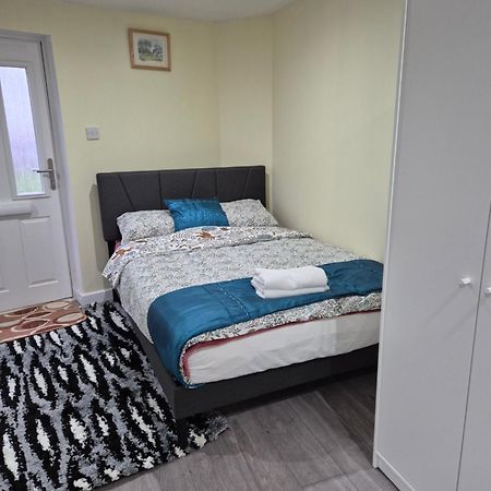 Spacious One Bedroom Self Contain With Toilet And Bath Milton Keynes Exterior photo