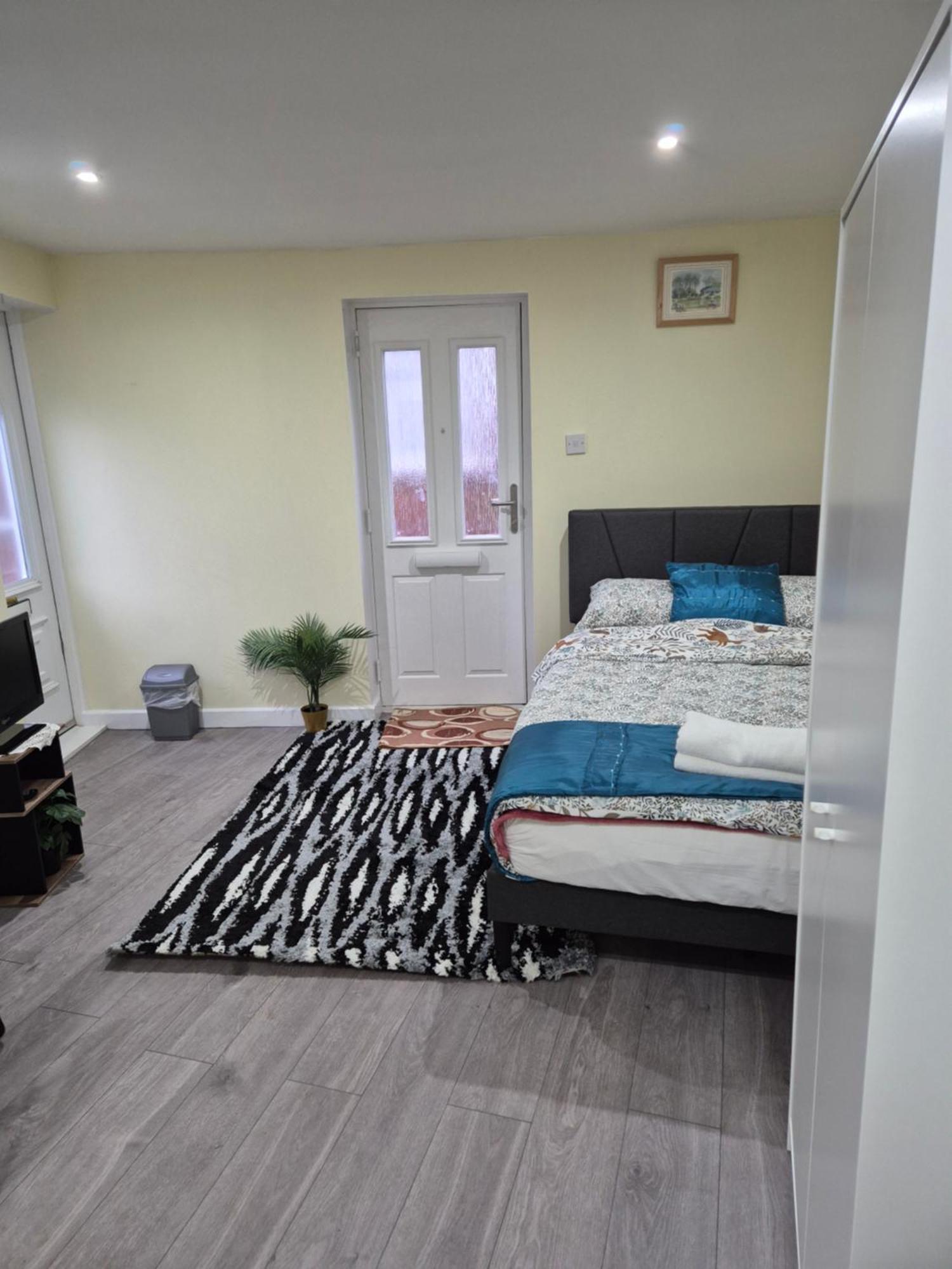 Spacious One Bedroom Self Contain With Toilet And Bath Milton Keynes Room photo